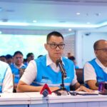Direktur Utama PLN, Darmawan Prasodjo (tengah) didampingi jajaran direksi PLN saat konferensi pers di Kantor Pusat PLN, Sabtu (23/5) mengatakan seluruh petugas dan tim teknis PLN terus bekerja _all out_ selama 24 jam di lapangan agar pasokan listrik kepada masyarakat dapat segera pulih kembali secara bertahap dan aman.
