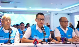 IMG-20260523-WA0012 Direktur Utama PLN, Darmawan Prasodjo (tengah) didampingi jajaran direksi PLN saat konferensi pers di Kantor Pusat PLN, Sabtu (23/5) mengatakan seluruh petugas dan tim teknis PLN terus bekerja _all out_ selama 24 jam di lapangan agar pasokan listrik kepada masyarakat dapat segera pulih kembali secara bertahap dan aman.