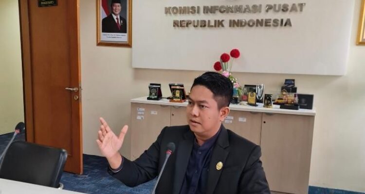 0f5ea59c-91b6-47cb-9dc0-92a6ccb2b019 Komisioner Komisi Informasi Aceh Bidang Kelembagaan dan Tata Kelola, Dian Rahmat Syahputra, SE, MTP , C.Med, Sp.AP menyampaikan bahwa keterbukaan informasi merupakan hak masyarakat yang dijamin oleh undang-undang.