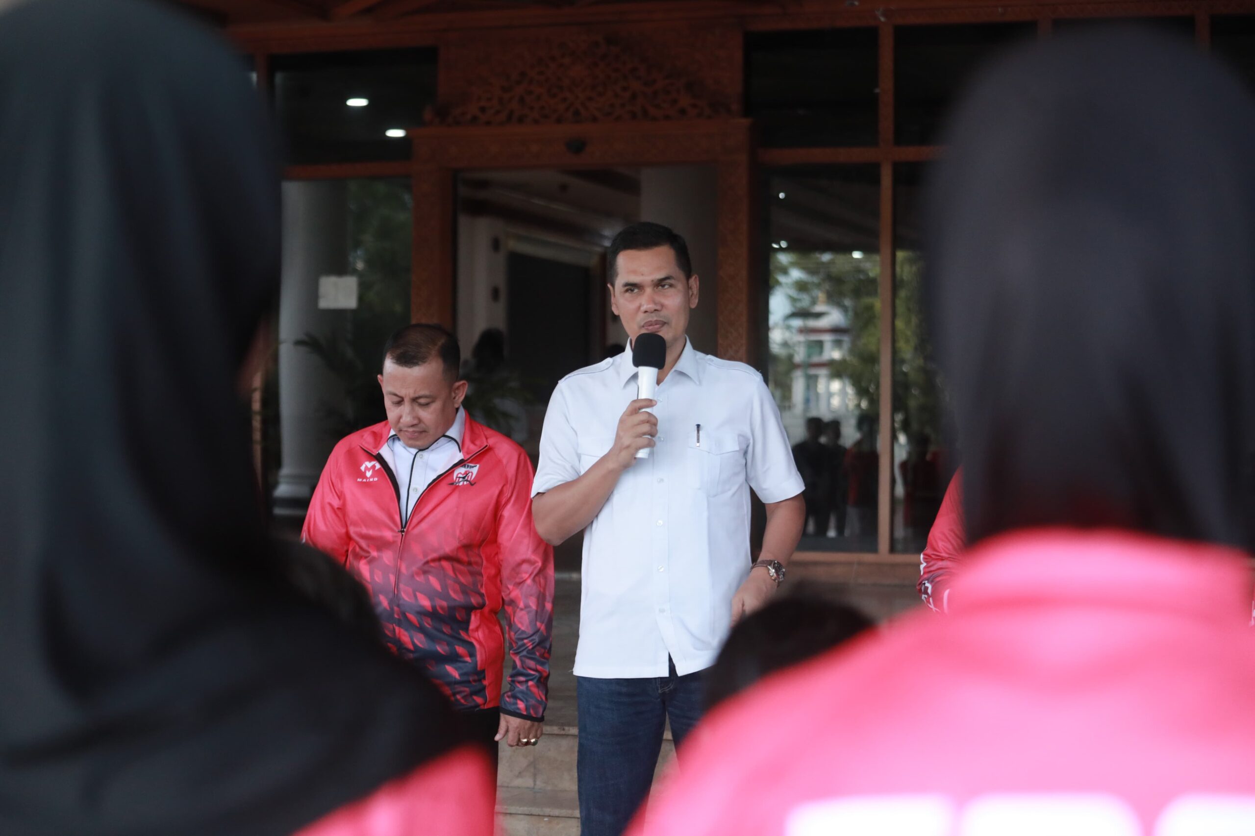 Sekretaris Daerah (Sekda) Aceh, M. Nasir, secara resmi melepas kontingen Taekwondo Setda Aceh (TSA) menuju Sumatera Utara. (FOTO | BIRO ADPIM SEKDA ACEH)