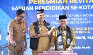 WhatsApp Image 2026-06-23 at 17.35.52 Menteri Pendidikan Dasar dan Menengah (Mendikdasmen), Prof. Abdul Mu'ti, meresmikan sejumlah sekolah penerima bantuan Program Revitalisasi Sekolah Tahun 2026, Selasa (23/06/2026), di Banda Aceh.