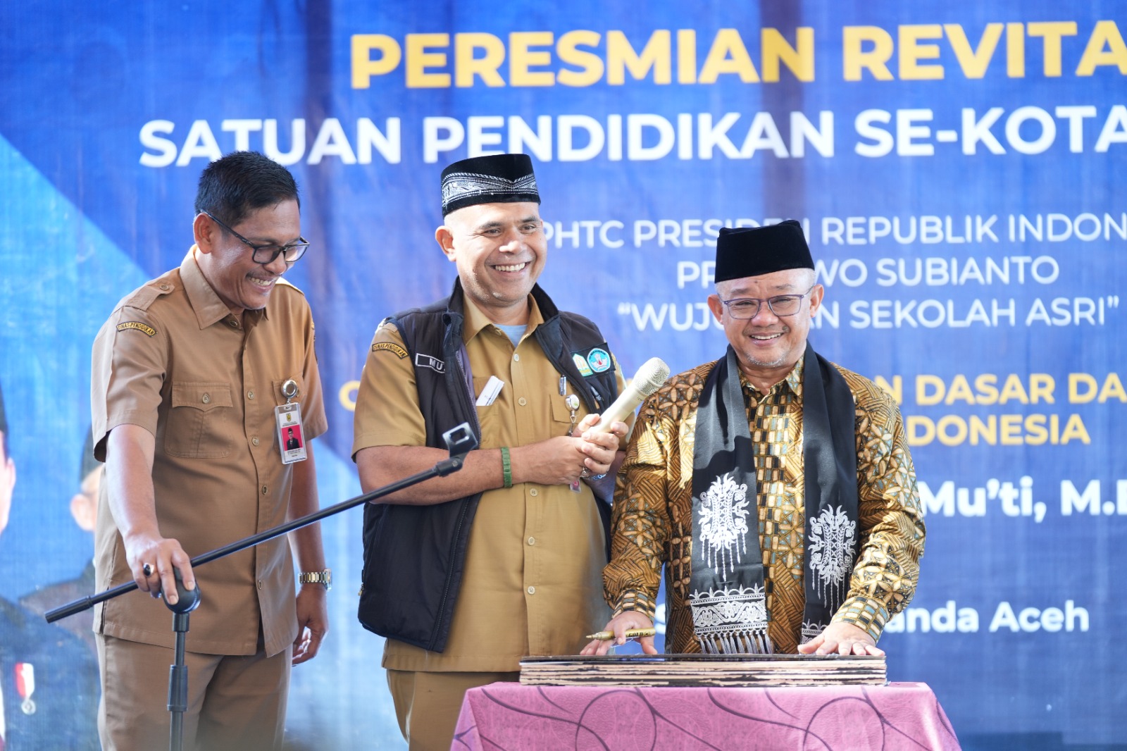 Menteri Pendidikan Dasar dan Menengah (Mendikdasmen), Prof. Abdul Mu'ti, meresmikan sejumlah sekolah penerima bantuan Program Revitalisasi Sekolah Tahun 2026, Selasa (23/06/2026), di Banda Aceh.