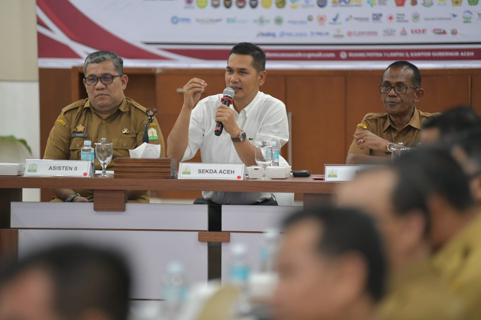 Sekretaris Daerah (Sekda) Aceh M. Nasir menerima audiensi sekitar 15 mahasiswa dari berbagai kampus di Posko Penanggulangan Bencana Kantor Gubernur Aceh, Selasa, (23/06/2026).