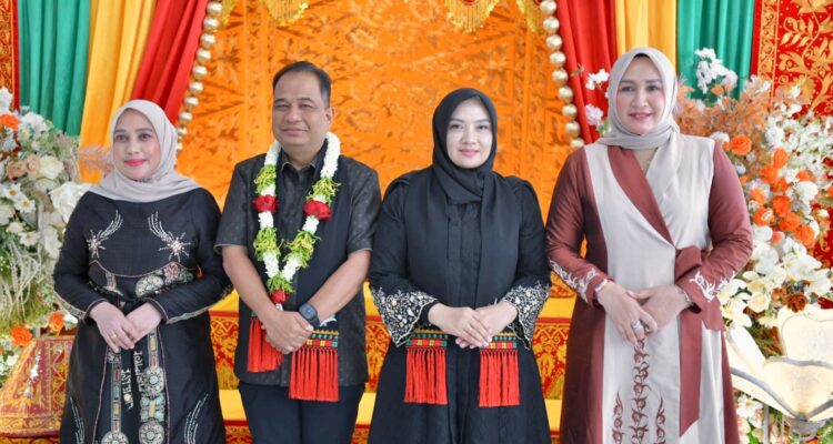 WhatsApp Image 2026-07-05 at 19.09.33 Ketua TP PKK Aceh Marlina Muzakir, usai menyambut kedatangan Kapolda Aceh yang baru Irjen Pol Ruddi Setiawan, beserta Ketua Bhayangkari Polda Aceh Sari Ruddi
