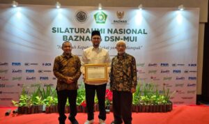 WhatsApp Image 2026-07-08 at 08.28.30 Ketua Dewan Pengawas Syariah (DPS) PT Bank Aceh Syariah, Prof. Dr. H. Muhammad Yasir Yusuf, MA.menerima Anugerah Kepatuhan Zakat yang Berdampak pada kategori Fokus Pengawasan Penyaluran Dana TBDSP (Dana yang Tidak Boleh Diakui sebagai Pendapatan).