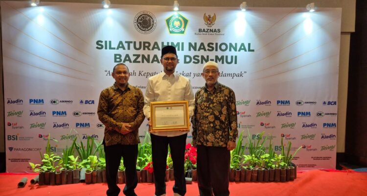 WhatsApp Image 2026-07-08 at 08.28.30 Ketua Dewan Pengawas Syariah (DPS) PT Bank Aceh Syariah, Prof. Dr. H. Muhammad Yasir Yusuf, MA.menerima Anugerah Kepatuhan Zakat yang Berdampak pada kategori Fokus Pengawasan Penyaluran Dana TBDSP (Dana yang Tidak Boleh Diakui sebagai Pendapatan).