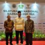Ketua Dewan Pengawas Syariah (DPS) PT Bank Aceh Syariah, Prof. Dr. H. Muhammad Yasir Yusuf, MA.menerima Anugerah Kepatuhan Zakat yang Berdampak pada kategori Fokus Pengawasan Penyaluran Dana TBDSP (Dana yang Tidak Boleh Diakui sebagai Pendapatan).