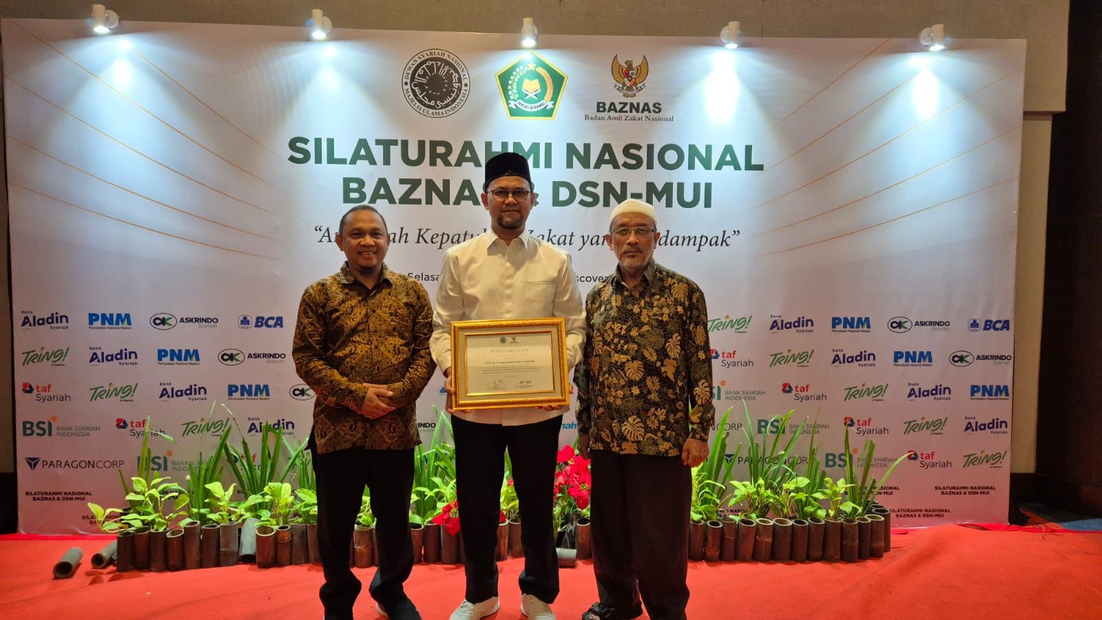 Ketua Dewan Pengawas Syariah (DPS) PT Bank Aceh Syariah, Prof. Dr. H. Muhammad Yasir Yusuf, MA.menerima Anugerah Kepatuhan Zakat yang Berdampak pada kategori Fokus Pengawasan Penyaluran Dana TBDSP (Dana yang Tidak Boleh Diakui sebagai Pendapatan).