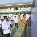WhatsApp Image 2026-07-13 at 17.40.44 Sekretaris Daerah (Sekda) Aceh, M. Nasir, mendorong penguatan peran ayah dalam pendidikan anak melalui Gerakan Ayah Mengantar Anak Sekolah (GAMAS) yang bertepatan dengan hari pertama masuk sekolah di MTsN 1 Banda Aceh, Senin (13/7/2026).