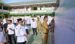 WhatsApp Image 2026-07-13 at 17.40.44 Sekretaris Daerah (Sekda) Aceh, M. Nasir, mendorong penguatan peran ayah dalam pendidikan anak melalui Gerakan Ayah Mengantar Anak Sekolah (GAMAS) yang bertepatan dengan hari pertama masuk sekolah di MTsN 1 Banda Aceh, Senin (13/7/2026).
