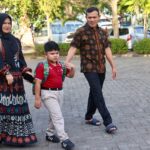 WhatsApp Image 2026-07-15 at 14.31.50 Wakil Gubernur Aceh, Fadhlullah, hadir bersama istri mengantar putranya ke Fatih Bilingual School pada hari pertama masuk sekolah