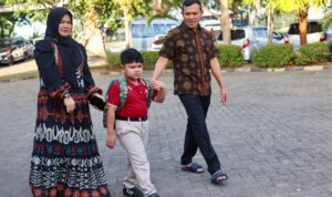 WhatsApp Image 2026-07-15 at 14.31.50 Wakil Gubernur Aceh, Fadhlullah, hadir bersama istri mengantar putranya ke Fatih Bilingual School pada hari pertama masuk sekolah