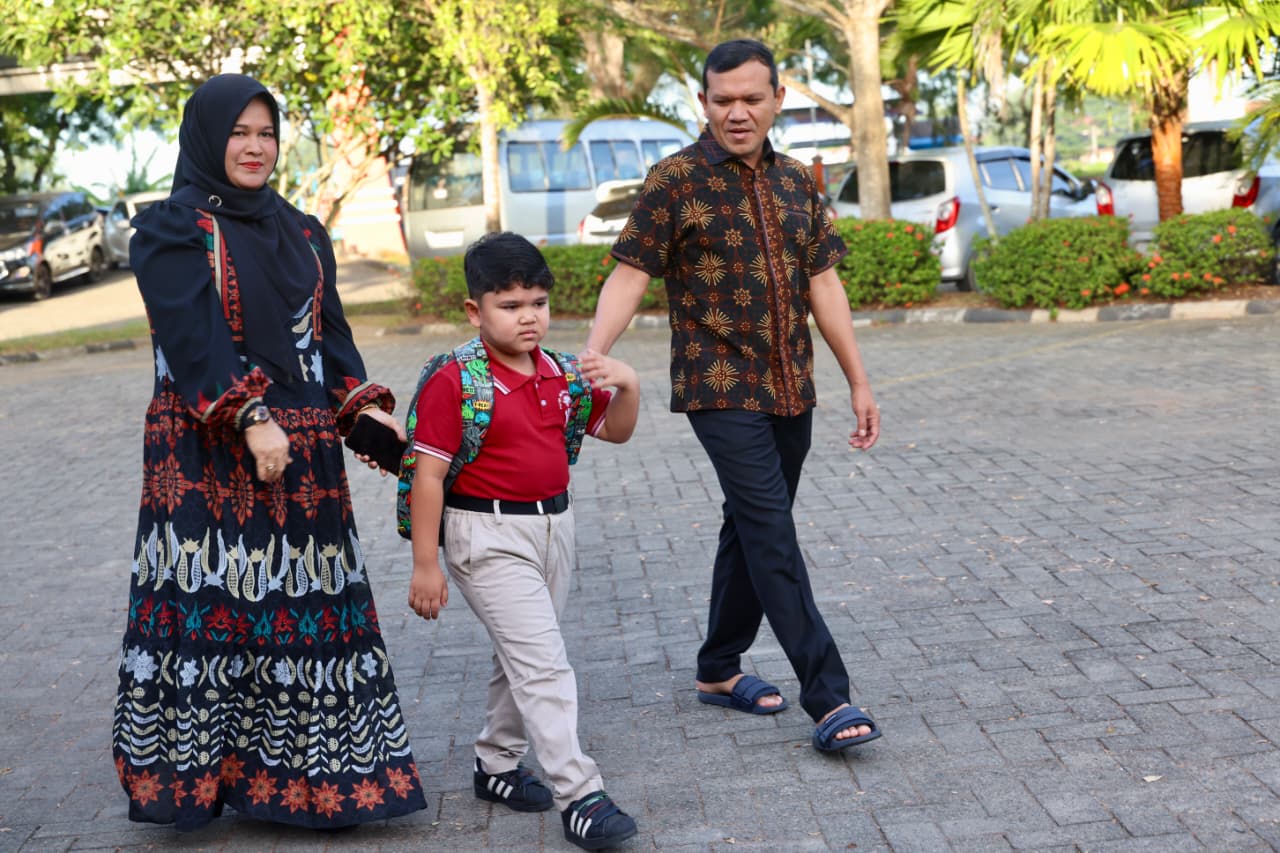 Wakil Gubernur Aceh, Fadhlullah, hadir bersama istri mengantar putranya ke Fatih Bilingual School pada hari pertama masuk sekolah