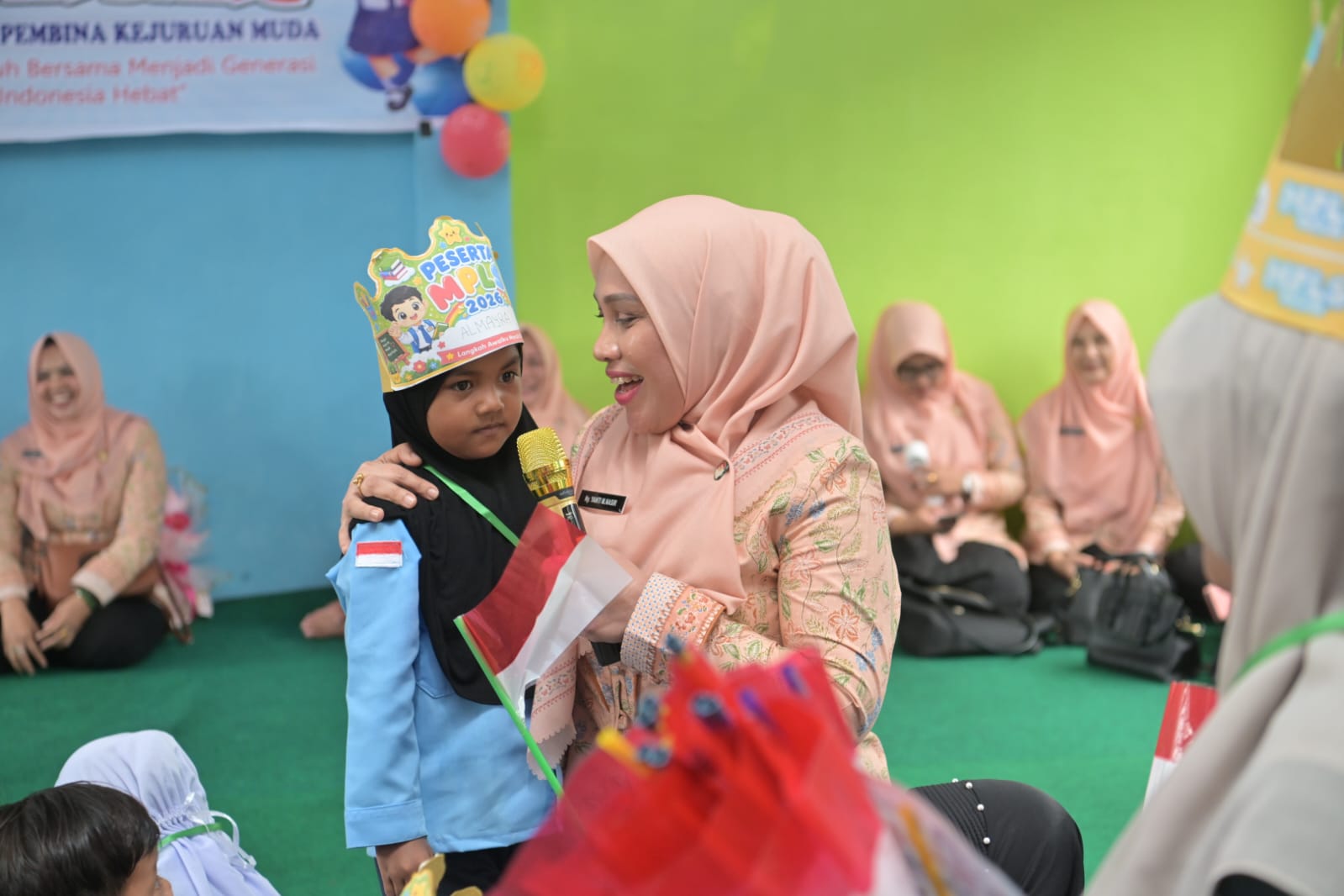 Ketua DWP Aceh Malahayati M. Nasir Salurkan Bantuan Perlengkapan Sekolah, untuk Ratusan Siswa Terdampak Banjir.